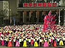 Ohostroje a masový tanec. Severokorejci si pipomnli narození Kim Ir-sena