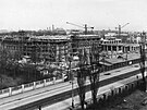 Snmek zachycuje stavbu v roce 1958