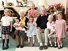 Královna Alžběta II., princ Philip a jejich sedm pravnoučat princ George, princ...