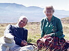 Princ Philip a královna Albta II. na vrcholu Coyles of Muick na snímku...
