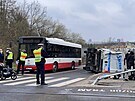 Nehoda dodvky, tramvaje a autobusu na praskm Barrandov. (17. dubna 2021)