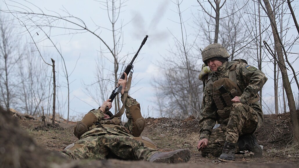 Donbas. Ukrajinští vojáci střílejí po nepřátelském dronu. (9. dubna 2021)