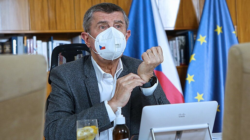 Premiér Andrej Babi� p�i jednání vlády (19. dubna 2021)