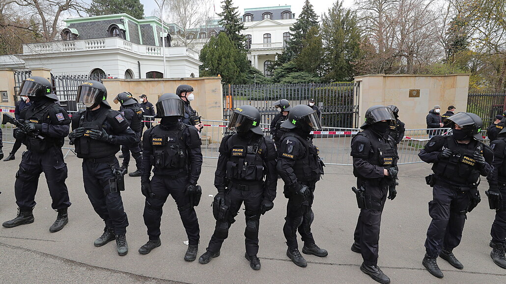 Na demonstraci p�ed budovou ruského velvyslanectví v Praze dohlí�ely desítky...