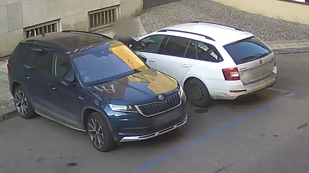V Praze roste počet vloupání do aut, pachatele lákají samotní řidiči