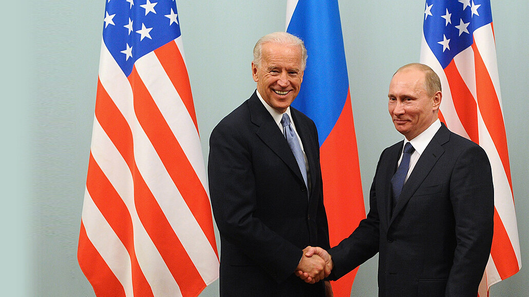 Joe Biden pi setkání s Vladimirem Putinem v dob, kdy byl Biden viceprezident...