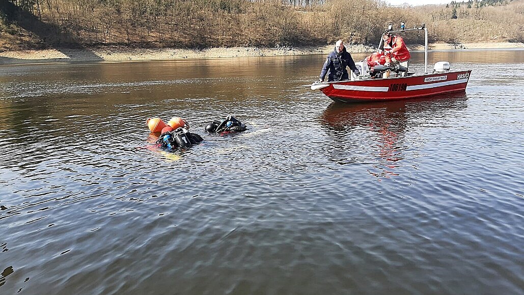 Policisté hledali tělo sebevraha, který měl skočit ze Žďákovského mostu, ale...