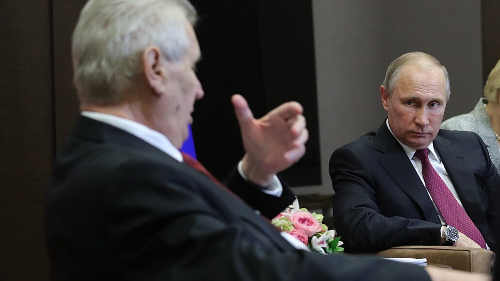 Ruský prezident Vladimir Putin při setkání s českým prezidentem Milošem Zemanem...