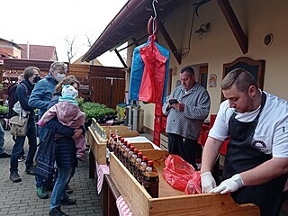 Václav Frič jako hlavní kuchař a bavič nesměl chybět u prodejního pultu.