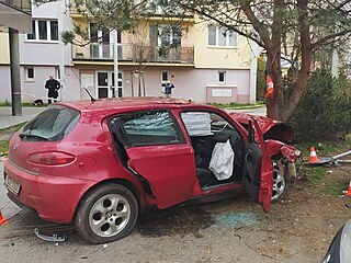 Řidič havaroval na Lidické třídě v Českých Budějovicích. Zastavil ho až náraz...