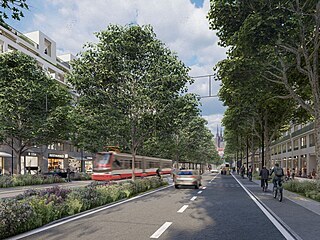 Centrem Trnité povede padesát metrů široká tepna s chodníky a pruhy pro...