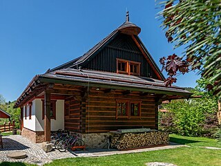 Při stavbě roubenky se Pavel rozhodoval mezi smrkem a jedlí. Nakonec udělal...