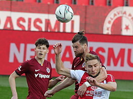 Ond�ej �el�stka (uprost�ed) ze Sparty a Jan Kuchta ze Slavie v hlavi�kovém...