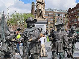 Na amsterdamském Rembrandtově náměstí se turisté procházejí mezi sochami...