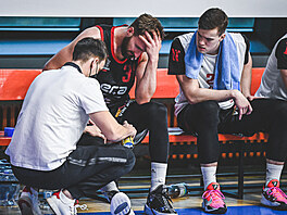 Nymburský pivot Martin K�í� v pé�i fyzioterapeuta Radka Petr�. Zajímá se o n�j...