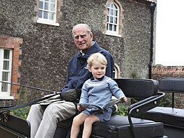 Princ Philip a jeho pravnuk princ George na snímku, který princ William...