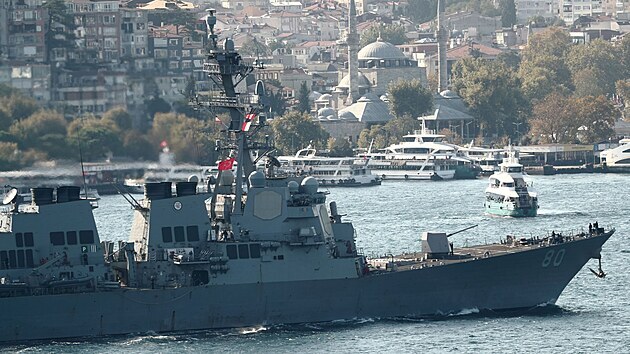 Raketov torpdoborec USS Roosevelt (DDG 80) proplouv Bosporem (2., jna 2020)