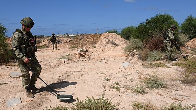 Tripolis. Turet enist kol libyjsk jednotky v hledn min (18. ervence 2018) 