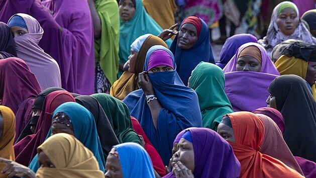 Mogadišo. Somálské ženy čekají na distribuci turecké humanitární pomoci (31. července 2021) 