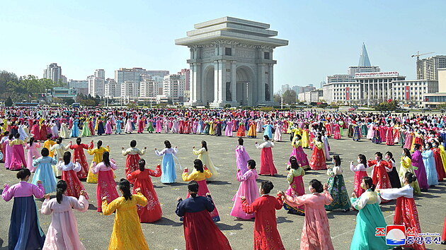 KLDR si připomíná 109. výročí narození zakladatele totalitního státu Kim Ir-sena. (16. dubna 2021)