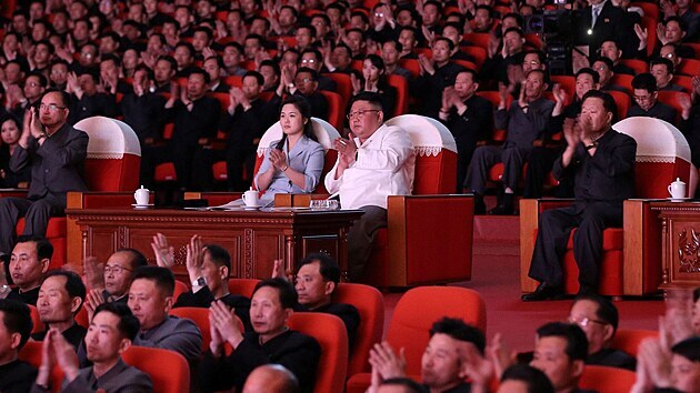 Severokorejsk vdce Kim ong-un a jeho ena Ri Sol-u sleduj vystoupen k poct zakladatele KLDR Kim Ir-sena. (16. dubna 2021)