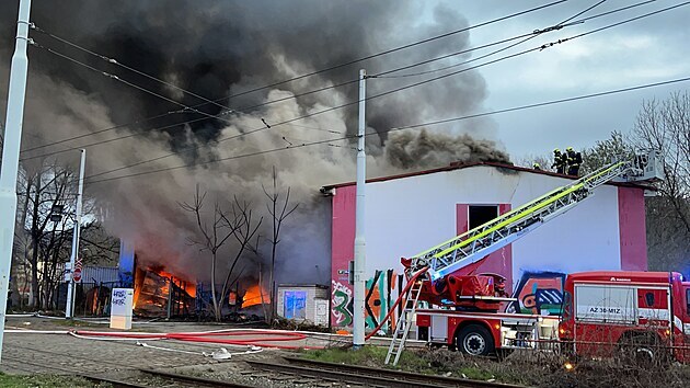 V pražské Modřanské ulici hoří hala. (12. dubna 2021)