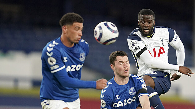 Tanguy Ndombele z Tottenhamu odkopv m v utkn na hiti Evertonu.