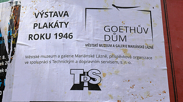Plakátovací sloup v Mariánských Lázních, kde muzeum uspořádalo výstavu nazvanou Plakáty 1946.