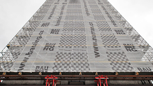Hlavní hotelová budova Thermalu je v současné době kompletně pod lešením. (14. dubna 2021)