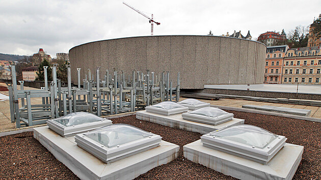 V Karlových Varech pokračuje rekonstrukce hotelu Thermal a jeho bazénu. Na střeše hlavní hotelové haly, prostranství mezi objekty sálů. (14. dubna 2021)