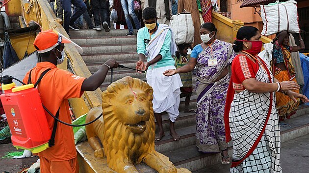 Dezinfekce na hinduistickém festivalu Kumbh Mela (14. dubna 2021)