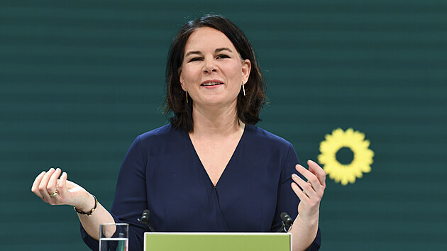 Spolupředsedkyně německých Zelených Annalena Baerbocková na tiskové konferenci, kde bylo oznámeno, že povede stranu do spolkových voleb. (19. dubna 2021)