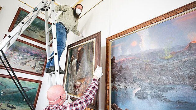 O pečlivé zabalení a přepravu obrazů Buriana se starají Josef Hotový (na štaflích) ze Zoo Dvůr Králové a Antonín Reiter, vedoucí sbírkotvorného oddělení v Jihomoravském muzeu ve Znojmě. (10. dubna 2021)