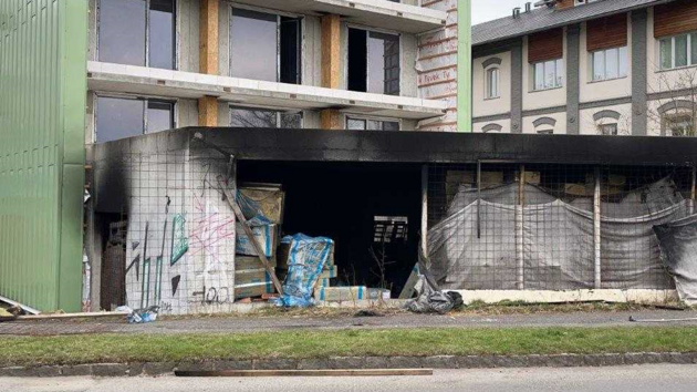 V Dobříši hořel polystyren v rekonstruovaném hotelu. (9. dubna 2021)