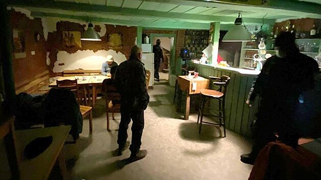Celníci v pátek večer odhalili v Liberci otevřenou restauraci a v ní dva nelegální výherní automaty. (9. dubna 2021)