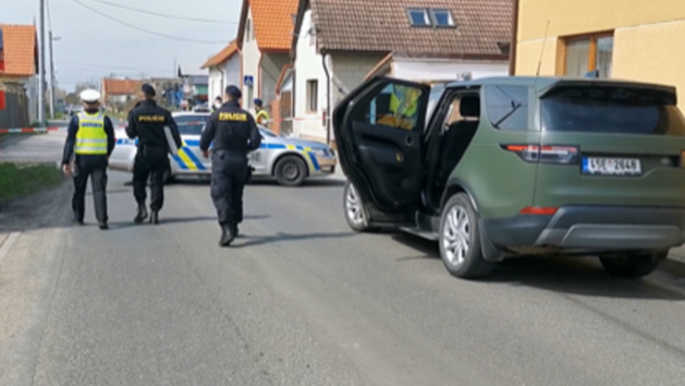 Na Mělnicku motorkář srazil dopravního policistu. (11. dubna 2021)