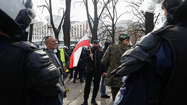 Polci si pipomnli 11. vro pdu letadla s prezidentem Lechem Kaczyskim a dalmi 95 lidmi na palub. Oficiln pietn akt provzela psn bezpenostn opaten. (10. dubna 2021)