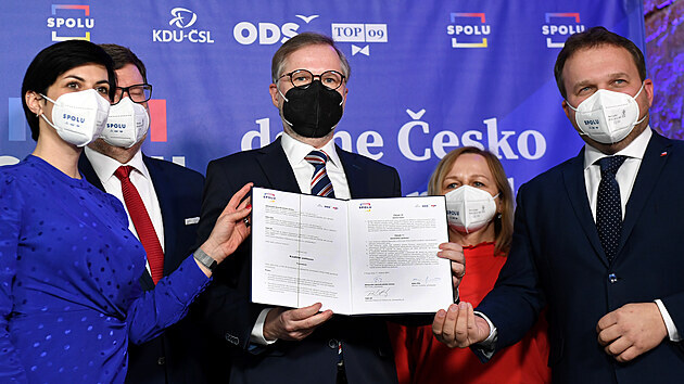 Ldi TOP 09, ODS a KDU-SL Markta Pekarov Adamov, Petr Fiala a Marian Jureka po podpisu koalin smlouvy uskupen Spolu. (11. dubna 2021)