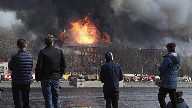 V historick tovrn budov v Petrohradu vypukl por. (12. dubna 2021)