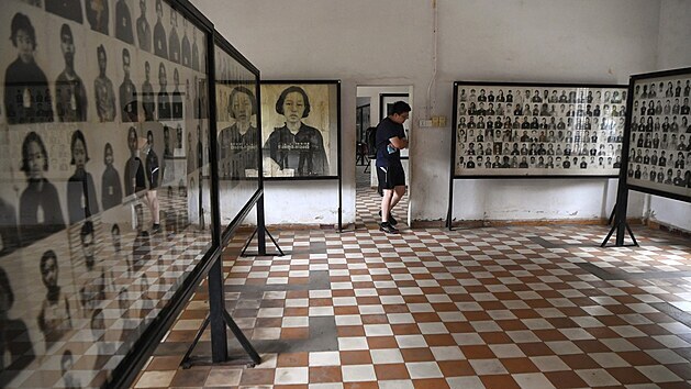 Turisté si prohlížejí fotografie obětí Rudých Khmérů v muzeu genocidy v Phnompenhu. (2. září 2020)