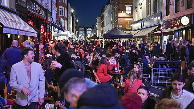 Lid v londnsk tvrti Soho slavili oteven zahrdek bar a restaurac. (12. dubna 2021)