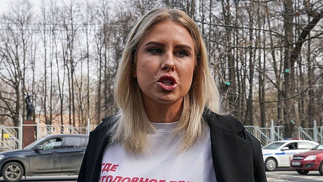Ljubov Sobolov si pichz vyslechnout verdikt moskevskho soudu. (15. dubna 2021)