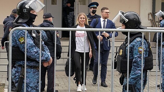 Ljubov Sobolov odchz od moskevskho soudu. (15. dubna 2021)
