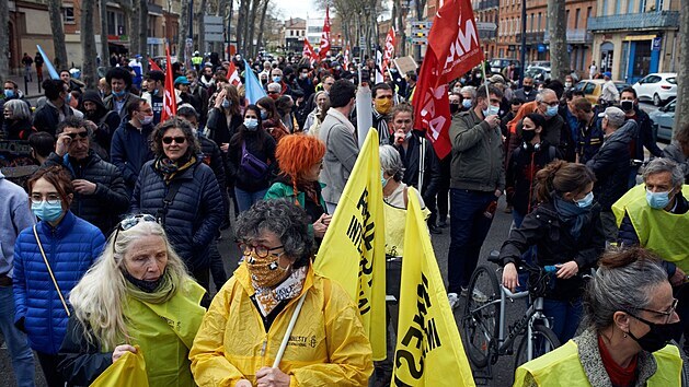 Lid v Toulouse  protestuj proti zkonu o veejn bezpenosti. (13. dubna 2021)