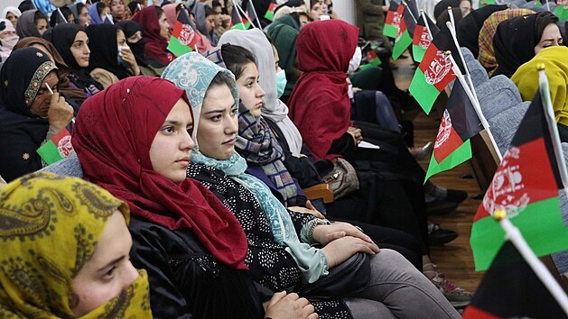 Afghnsk eny, mlde, aktivist a vdci se shromdili na akci v Kbulu na podporu mrovch rozhovor. (29. bezna 2021)