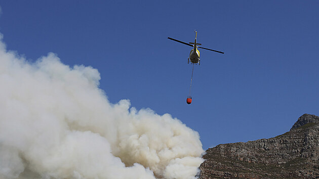 Na svazích Stolové hory v jihoafrickém Kapském Městě zuří rozsáhlý požár. (18. dubna 2021)
