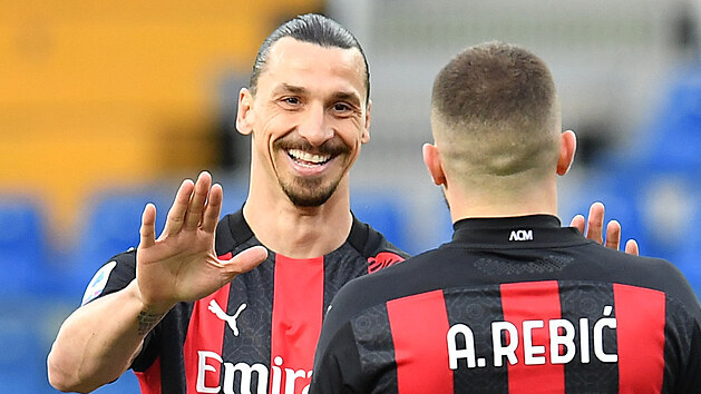 Ante Rebi (vpravo) z AC Miln slav se spoluhrem Zlatanem Ibrahimoviem vstelen gl proti Parm.