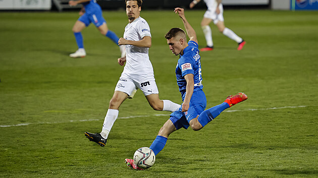 Michal Sadílek z Liberce (v modrém) se napřahuje ke střele v zápase proti Slovácku.