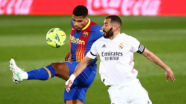 Ronald Arajo (vlevo) z Barcelony bojuje o balon s kapitnem Realu Madrid Karimem Benzemou.