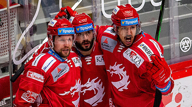 Tinet hokejist Petr Vrna, Erik Hra a Matj Strnsk (zleva) se raduj z glu proti Mlad Boleslavi.